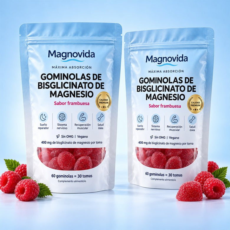 Dos bolsas de gominolas Magnovida sobre fondo azul claro